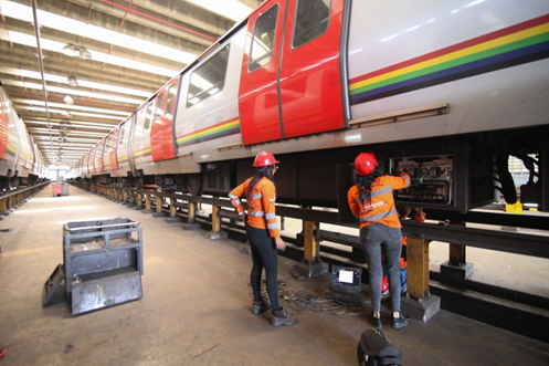 La clase trabajadora del @metro_caracas labora incansablemente en el acondicionamiento, reparación de motores y mantenimientos, entre otras piezas, de los trenes con el fin de solucionar y mejorar el servicio a nuestros usuarios.