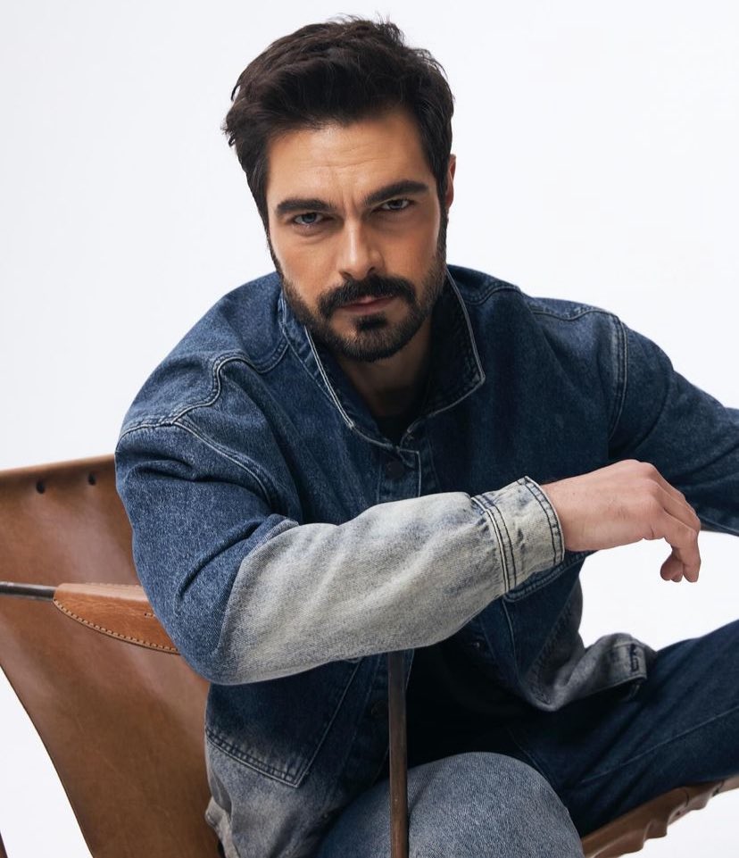 الممثل خليل ابراهيم جيهان يحصل على جائزة افضل ممثل مقدمة من جوائز الشباب التركي #HalilİbrahimCeyhan