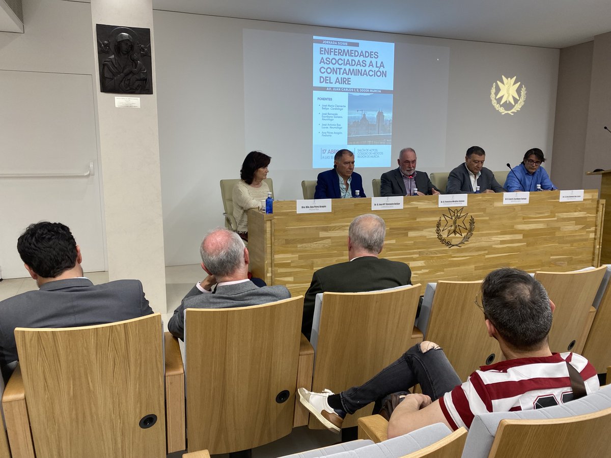 Nuestro presidente <a href="/p_miralles/">p_miralles</a> abre la sesión 'Enfermedades asociadas a la #contaminación del aire' para abordar este tema de #salud con evidencia científica, el conocimiento de la #profesiónmédica y #nuestroscolegiados José Antonio Ros, Bernardo Escribano, Ana Pérez y <a href="/clebeli/">jose maria clemente</a>