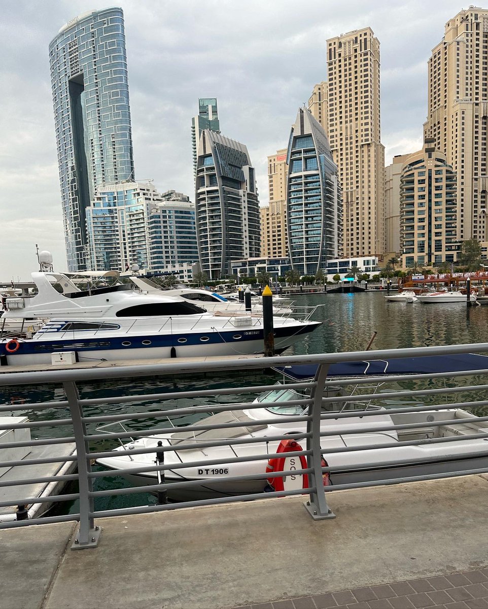 Dubai Marina Walk🏙️🛥️ #Dubai #dubaimarina #dubaimarinawalk #dubairain #dubailife #yatch #summer #royal #luxury #marina @DubaiMarinaUAE #chanel #LouisVuitton #zimmermann 
Ayakkabı @CHANEL 
Çanta @LouisVuitton 
Elbise @ZIMMERMANN_