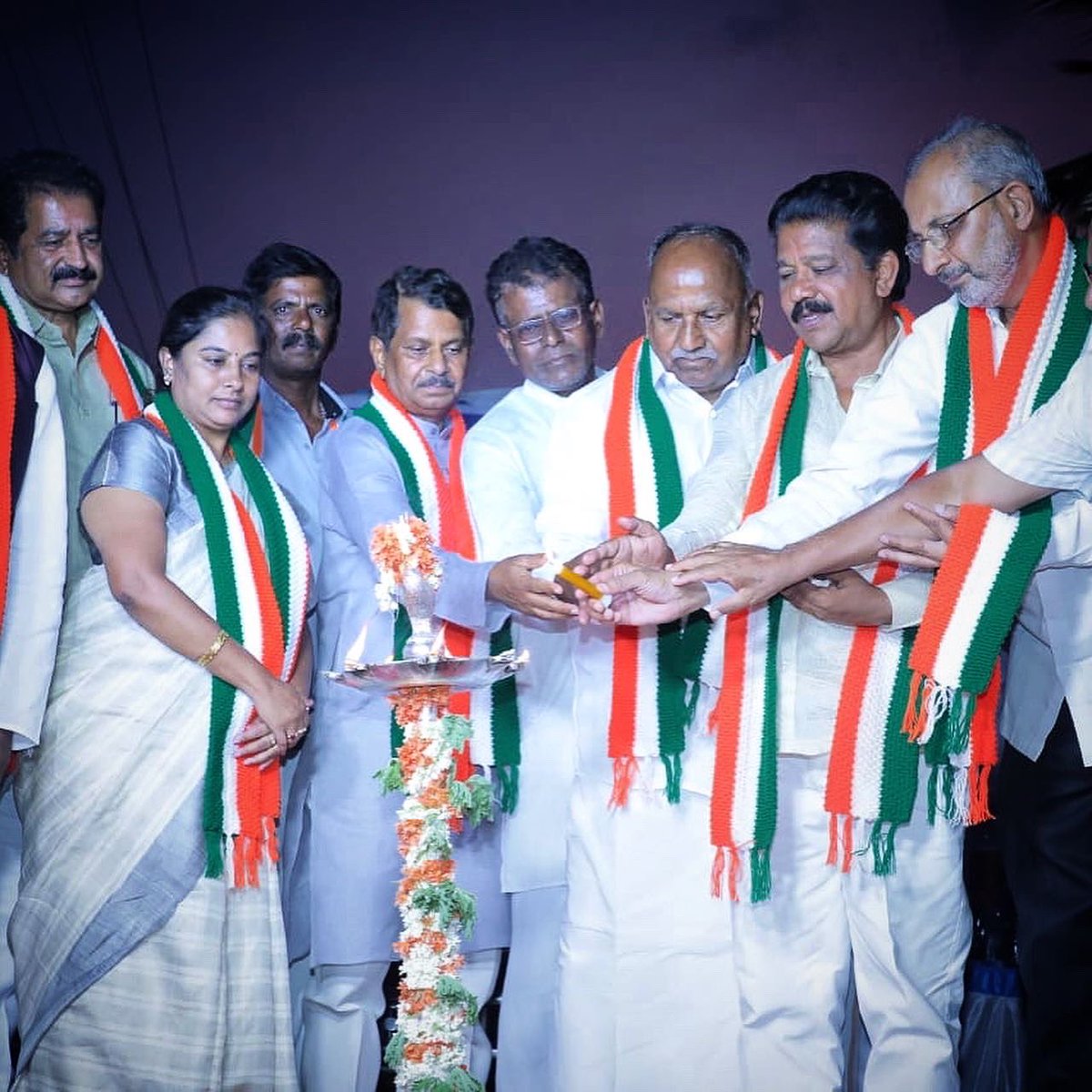 bn_chandrappa's tweet photo. “ಜನಪರ ಪ್ರಚಾರಕ್ಕೆ ಸಿಕ್ಕಿದೆ ಅಭೂತ ಪೂರ್ವ ಬೆಂಬಲ”

ಚಳ್ಳಕೆರೆ ವಿಧಾನಸಭಾ ಕ್ಷೇತ್ರದ ಜನಪ್ರಿಯ ಶಾಸಕರಾದ ಶ್ರೀ ಟಿ.ರಘುಮೂರ್ತಿ ಅವರ ನೇತೃತ್ವದಲ್ಲಿ ತುರುವನೂರು ಸಾರ್ವಜನಿಕ ಸಭೆಯಲ್ಲಿ ಭಾಗವಹಿಸಿ, ಮತಯಾಚನೆ ಮಾಡಿದೆ. 

ಈ ವೇಳೆ ಮಾತನಾಡಿ ಬಿಜೆಪಿ ಆಡಳಿತ ಅವಧಿಯಲ್ಲಿ ನಿರುದ್ಯೋಗ ಸಮಸ್ಯೆ ಹೆಚ್ಚಾಗಿದೆ, ರೈತರ ಹಕ್ಕುಗಳನ್ನು ಹತ್ತಿಕ್ಕಲಾಗಿದೆ, ಇಂತಹ ಜನವಿರೋಧಿ ಪಕ್ಷವನ್ನು ತಿರಸ್ಕರಿಸಿ, ದೇಶದ ಸರ್ವತೋಮುಖ ಅಭಿವೃದ್ಧಿಗೆ ಕಾಂಗ್ರೆಸ್ ಬೆಂಬಲಿಸಿ, ನನಗೆ ಹೆಚ್ಚಿನ ಮತ ನೀಡಿ, ಗೆಲ್ಲಿಸಬೇಕೆಂದು ಮನವಿ ಮಾಡಿದೆ. 

ಈ ಸಂದರ್ಭದಲ್ಲಿ ಎಐಸಿಸಿ ಕಾರ್ಯದರ್ಶಿಗಳಾದ ಶ್ರೀ ಮಯೂರ್ ಜಯಕುಮಾರ್ , ಮಾಜಿ ಸಚಿವ ಶ್ರೀ ಆಂಜನೇಯ, ಶಾಸಕರಾದ ಶ್ರೀ ಬಿಜಿ.ಗೋವಿಂದಪ್ಪ ,ಮಾಜಿ ಶಾಸಕಿ ಶ್ರೀಮತಿ ಪೂರ್ಣಿಮಾ ಶ್ರೀನಿವಾಸ್, ಆಗ್ನೇಯ ಶಿಕ್ಷಕರ ಕ್ಷೇತ್ರದ ಕಾಂಗ್ರೆಸ್ ಅಭ್ಯರ್ಥಿ ಶ್ರೀ ಡಿ.ಟಿ.ಶ್ರೀನಿವಾಸ್ ರವರು, ಜಿಲ್ಲಾ ಕಾಂಗ್ರೆಸ್ ಅಧ್ಯಕ್ಷರಾದ ಶ್ರೀ ತಾಜ್ ಪೀರ್, ಮುಖಂಡರಾದ ಶ್ರೀ ಓ.ಶಂಕರ್ ರವರು ಸೇರಿದಂತೆ ಜಿಲ್ಲಾ ಕಾಂಗ್ರೆಸ್ ಸಮಿತಿಯ ಪದಾಧಿಕಾರಿಗಳು, ಸದಸ್ಯರು, ಚಳ್ಳಕೆರೆ ಬ್ಲಾಕ್ ಕಾಂಗ್ರೆಸ್ ಅಧ್ಯಕ್ಷರು, ಉಪಾಧ್ಯಕ್ಷರು, ಪದಾಧಿಕಾರಿಗಳು, ಕಾಂಗ್ರೆಸ್ ಪಕ್ಷದ ವಿವಿಧ ಘಟಕಗಳ ಅಧ್ಯಕ್ಷರು, ಪದಾಧಿಕಾರಿಗಳು, ಮಾಜಿ ಜಿಲ್ಲಾ ಪಂಚಾಯಿತಿ ಸದಸ್ಯರುಗಳು, ತಾಲೂಕು ಪಂಚಾಯಿತಿ ಮಾಜಿ ಅಧ್ಯಕ್ಷರು, ಉಪಾಧ್ಯಕ್ಷರು, ಸದಸ್ಯರು, ನಗರಸಭಾ ಅಧ್ಯಕ್ಷರು, ಉಪಾಧ್ಯಕ್ಷರು, ಸದಸ್ಯರು, ಗ್ರಾಮ ಪಂಚಾಯಿತಿ ಅಧ್ಯಕ್ಷರು ಉಪಾಧ್ಯಕ್ಷರು, ಸದಸ್ಯರು ಸೇರಿದಂತೆ ವಿವಿಧ ನಾಮನಿರ್ದೇಶನ ಸದಸ್ಯರು, ಸಾರ್ವಜನಿಕರು, ಮುಖಂಡರು ಮತ್ತು ಕಾರ್ಯಕರ್ತರು ಉಪಸ್ಥಿತರಿದ್ದರು.

#BNChandrappa | #ChitradurgaLokasabha2024 | #Challakere