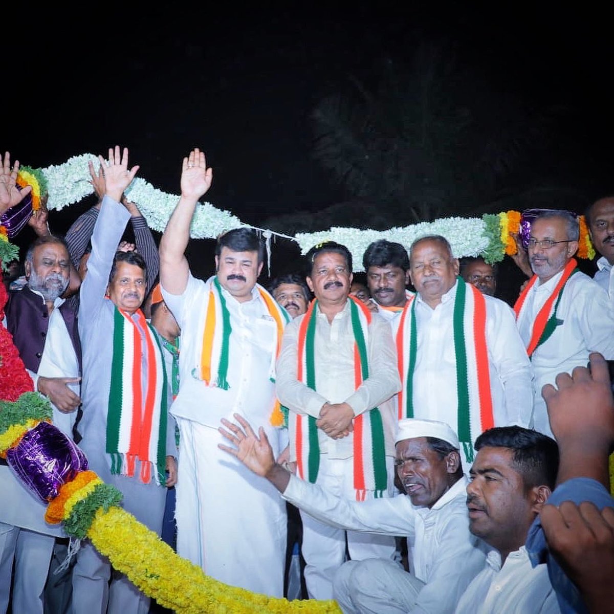 bn_chandrappa's tweet photo. “ಜನಪರ ಪ್ರಚಾರಕ್ಕೆ ಸಿಕ್ಕಿದೆ ಅಭೂತ ಪೂರ್ವ ಬೆಂಬಲ”

ಚಳ್ಳಕೆರೆ ವಿಧಾನಸಭಾ ಕ್ಷೇತ್ರದ ಜನಪ್ರಿಯ ಶಾಸಕರಾದ ಶ್ರೀ ಟಿ.ರಘುಮೂರ್ತಿ ಅವರ ನೇತೃತ್ವದಲ್ಲಿ ತುರುವನೂರು ಸಾರ್ವಜನಿಕ ಸಭೆಯಲ್ಲಿ ಭಾಗವಹಿಸಿ, ಮತಯಾಚನೆ ಮಾಡಿದೆ. 

ಈ ವೇಳೆ ಮಾತನಾಡಿ ಬಿಜೆಪಿ ಆಡಳಿತ ಅವಧಿಯಲ್ಲಿ ನಿರುದ್ಯೋಗ ಸಮಸ್ಯೆ ಹೆಚ್ಚಾಗಿದೆ, ರೈತರ ಹಕ್ಕುಗಳನ್ನು ಹತ್ತಿಕ್ಕಲಾಗಿದೆ, ಇಂತಹ ಜನವಿರೋಧಿ ಪಕ್ಷವನ್ನು ತಿರಸ್ಕರಿಸಿ, ದೇಶದ ಸರ್ವತೋಮುಖ ಅಭಿವೃದ್ಧಿಗೆ ಕಾಂಗ್ರೆಸ್ ಬೆಂಬಲಿಸಿ, ನನಗೆ ಹೆಚ್ಚಿನ ಮತ ನೀಡಿ, ಗೆಲ್ಲಿಸಬೇಕೆಂದು ಮನವಿ ಮಾಡಿದೆ. 

ಈ ಸಂದರ್ಭದಲ್ಲಿ ಎಐಸಿಸಿ ಕಾರ್ಯದರ್ಶಿಗಳಾದ ಶ್ರೀ ಮಯೂರ್ ಜಯಕುಮಾರ್ , ಮಾಜಿ ಸಚಿವ ಶ್ರೀ ಆಂಜನೇಯ, ಶಾಸಕರಾದ ಶ್ರೀ ಬಿಜಿ.ಗೋವಿಂದಪ್ಪ ,ಮಾಜಿ ಶಾಸಕಿ ಶ್ರೀಮತಿ ಪೂರ್ಣಿಮಾ ಶ್ರೀನಿವಾಸ್, ಆಗ್ನೇಯ ಶಿಕ್ಷಕರ ಕ್ಷೇತ್ರದ ಕಾಂಗ್ರೆಸ್ ಅಭ್ಯರ್ಥಿ ಶ್ರೀ ಡಿ.ಟಿ.ಶ್ರೀನಿವಾಸ್ ರವರು, ಜಿಲ್ಲಾ ಕಾಂಗ್ರೆಸ್ ಅಧ್ಯಕ್ಷರಾದ ಶ್ರೀ ತಾಜ್ ಪೀರ್, ಮುಖಂಡರಾದ ಶ್ರೀ ಓ.ಶಂಕರ್ ರವರು ಸೇರಿದಂತೆ ಜಿಲ್ಲಾ ಕಾಂಗ್ರೆಸ್ ಸಮಿತಿಯ ಪದಾಧಿಕಾರಿಗಳು, ಸದಸ್ಯರು, ಚಳ್ಳಕೆರೆ ಬ್ಲಾಕ್ ಕಾಂಗ್ರೆಸ್ ಅಧ್ಯಕ್ಷರು, ಉಪಾಧ್ಯಕ್ಷರು, ಪದಾಧಿಕಾರಿಗಳು, ಕಾಂಗ್ರೆಸ್ ಪಕ್ಷದ ವಿವಿಧ ಘಟಕಗಳ ಅಧ್ಯಕ್ಷರು, ಪದಾಧಿಕಾರಿಗಳು, ಮಾಜಿ ಜಿಲ್ಲಾ ಪಂಚಾಯಿತಿ ಸದಸ್ಯರುಗಳು, ತಾಲೂಕು ಪಂಚಾಯಿತಿ ಮಾಜಿ ಅಧ್ಯಕ್ಷರು, ಉಪಾಧ್ಯಕ್ಷರು, ಸದಸ್ಯರು, ನಗರಸಭಾ ಅಧ್ಯಕ್ಷರು, ಉಪಾಧ್ಯಕ್ಷರು, ಸದಸ್ಯರು, ಗ್ರಾಮ ಪಂಚಾಯಿತಿ ಅಧ್ಯಕ್ಷರು ಉಪಾಧ್ಯಕ್ಷರು, ಸದಸ್ಯರು ಸೇರಿದಂತೆ ವಿವಿಧ ನಾಮನಿರ್ದೇಶನ ಸದಸ್ಯರು, ಸಾರ್ವಜನಿಕರು, ಮುಖಂಡರು ಮತ್ತು ಕಾರ್ಯಕರ್ತರು ಉಪಸ್ಥಿತರಿದ್ದರು.

#BNChandrappa | #ChitradurgaLokasabha2024 | #Challakere