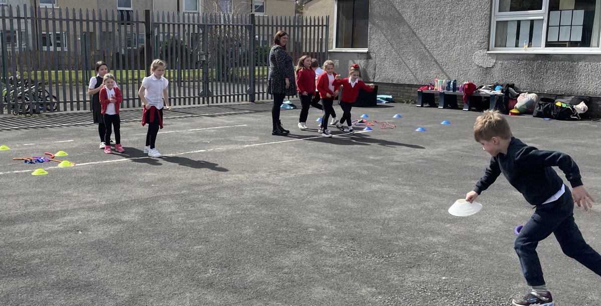 FROG JUMPS 🐸 !

This team loves jumping around & there was some very unique jumps from the Frogs & Kangaroos 🤭
#ActivePlay at @PennyburnPs had fabulous weather & energy☀️ & a visit from a ladybug 🐞

#ActivePlayForAll