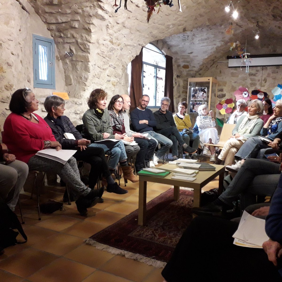 Célia Houdart à Manosque à la Médiathèque d'Herbès (DLVAgglo) avec la Librairie le Petit Pois à l'occasion de la parution de 'Les fleurs sauvages' (P.O.L)- et une certaine affluence - @CorresManosque