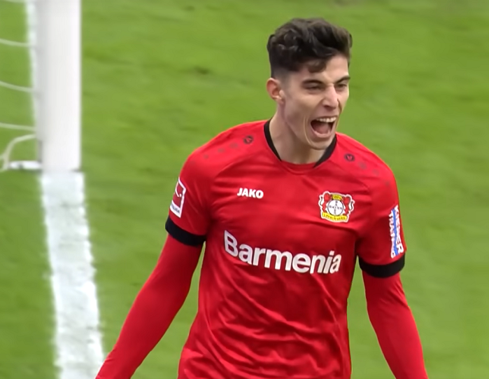 W wieku 15 lat Kai Havertz uznał, że codziennie dojazdy na treningi młodzieżowej drużyny Bayeru Leverkusen kosztują go zbyt wiele czasu, więc wyprowadził się od rodziców i zamieszkał w domu... stadionowego spikera 'Aptekarzy'. Niemiec dojrzewał bardzo szybko i piłkarsko (jako…