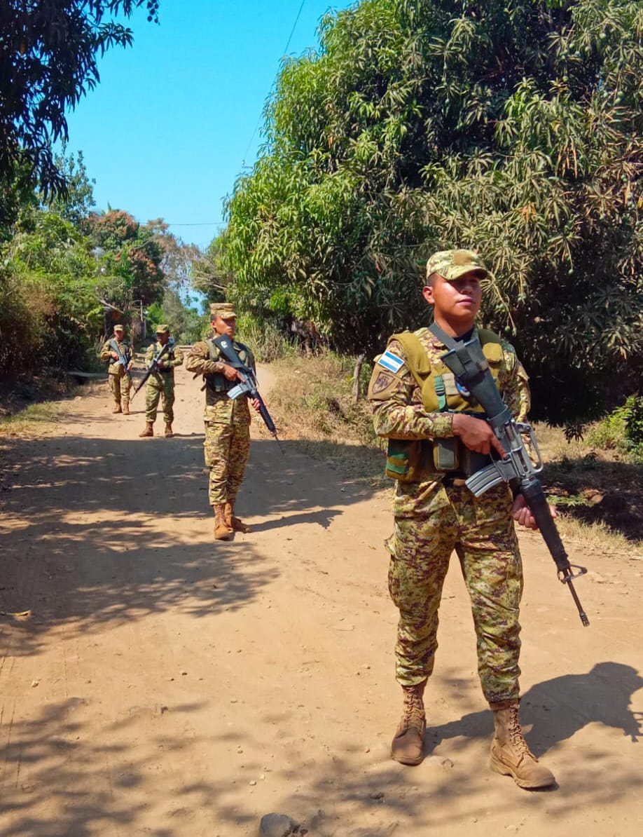 En todo momento, resguardamos la seguridad de la población.

Nuestros soldados recorren diariamente caseríos y cantones en acciones del #PlanControlTerritorial.