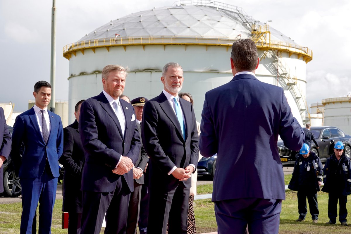 Tijdens eerste dag van het staatsbezoek van Spanje aan Nederland bezochten Koning Willem-Alexander en Koning Felipe VI de haven van Amsterdam. Het bezoek stond in het teken van samenwerking op het gebied van groene waterstof. 🇳🇱🇪🇸