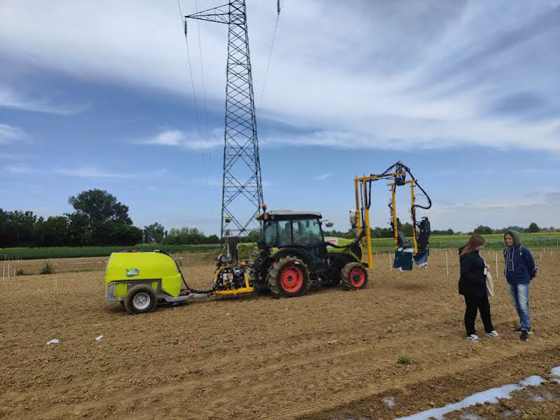 AgroNewsCV's tweet photo. 🗣️PROYECTO #CONSERWA | Reunión en Bolonia del proyecto europeo en el que participa @UnioLlauradora cuyo objetivo es testear la mejores técnicas de escarda en el sector agroecológico. Hemos visto un novedoso método de escarda basado en la aplicación en campo de espuma caliente https://t.co/tqfKGEecrz