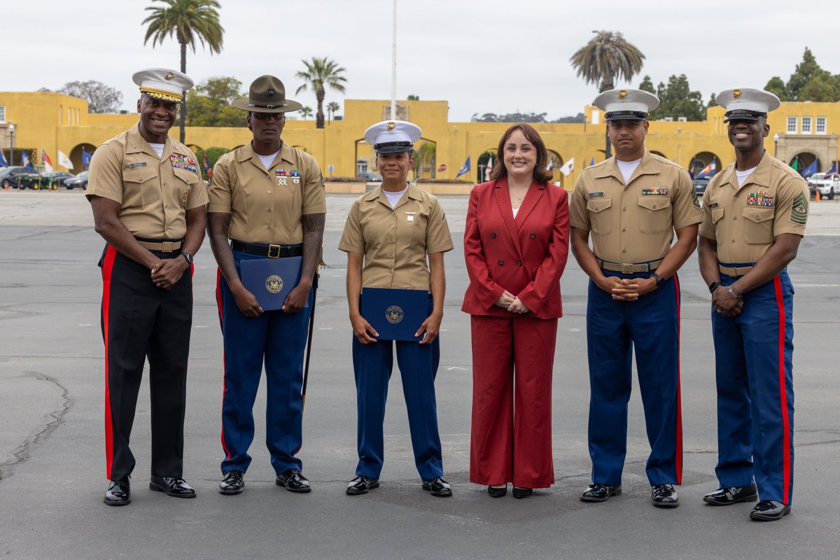 Staff from @RepSaraJacobs visited #MCRD to congratulate @USMC Pfc. Aidee Calero on graduating #training & overcoming injuries. Calero graduated with #Mike Company. #Congratultions #Marine! @USMarineCorps @12thMCD Read more mcrdsd.marines.mil/News/Stories/A…