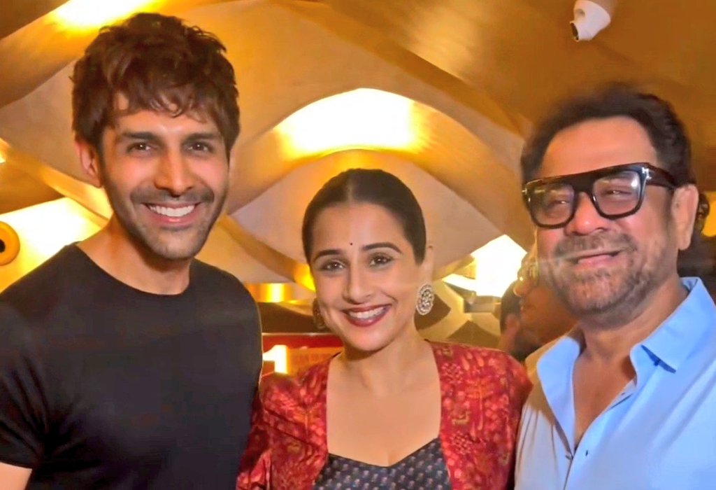 The smiles says it all ❤️‍🔥😌

They are going to rule Diwali 2024 for sure 🔥 
Can't wait for the full of entertainment that's waiting for us... #BhoolBhulaiyaa3 

#KartikAaryan #VidyaBalan #AneesBazmee at #DoAurDoPyaar screening ❤️