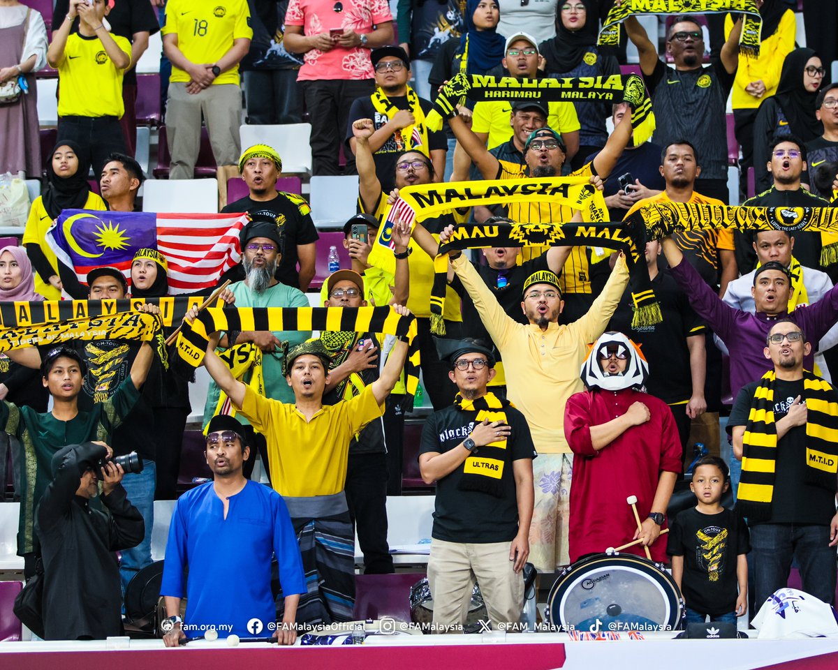 FAM_Malaysia's tweet photo. 🖤💛 Terima kasih kepada para penyokong Harimau Malaya yang hadir memberikan sokongan kepada skuad Harimau Malaya B-23 pada perlawanan pertama Kumpulan D, Piala Asia B-23 2024 menentang Uzbekistan B-23 di Stadium Antarabangsa Khalifa, Qatar, petang tadi (waktu Qatar). https://t.co/8s9P5sW0nM