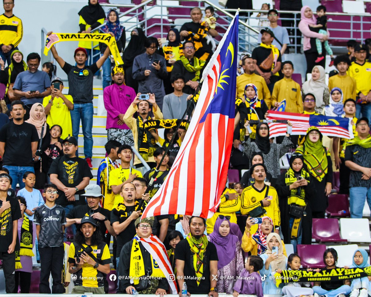 FAM_Malaysia's tweet photo. 🖤💛 Terima kasih kepada para penyokong Harimau Malaya yang hadir memberikan sokongan kepada skuad Harimau Malaya B-23 pada perlawanan pertama Kumpulan D, Piala Asia B-23 2024 menentang Uzbekistan B-23 di Stadium Antarabangsa Khalifa, Qatar, petang tadi (waktu Qatar). https://t.co/8s9P5sW0nM