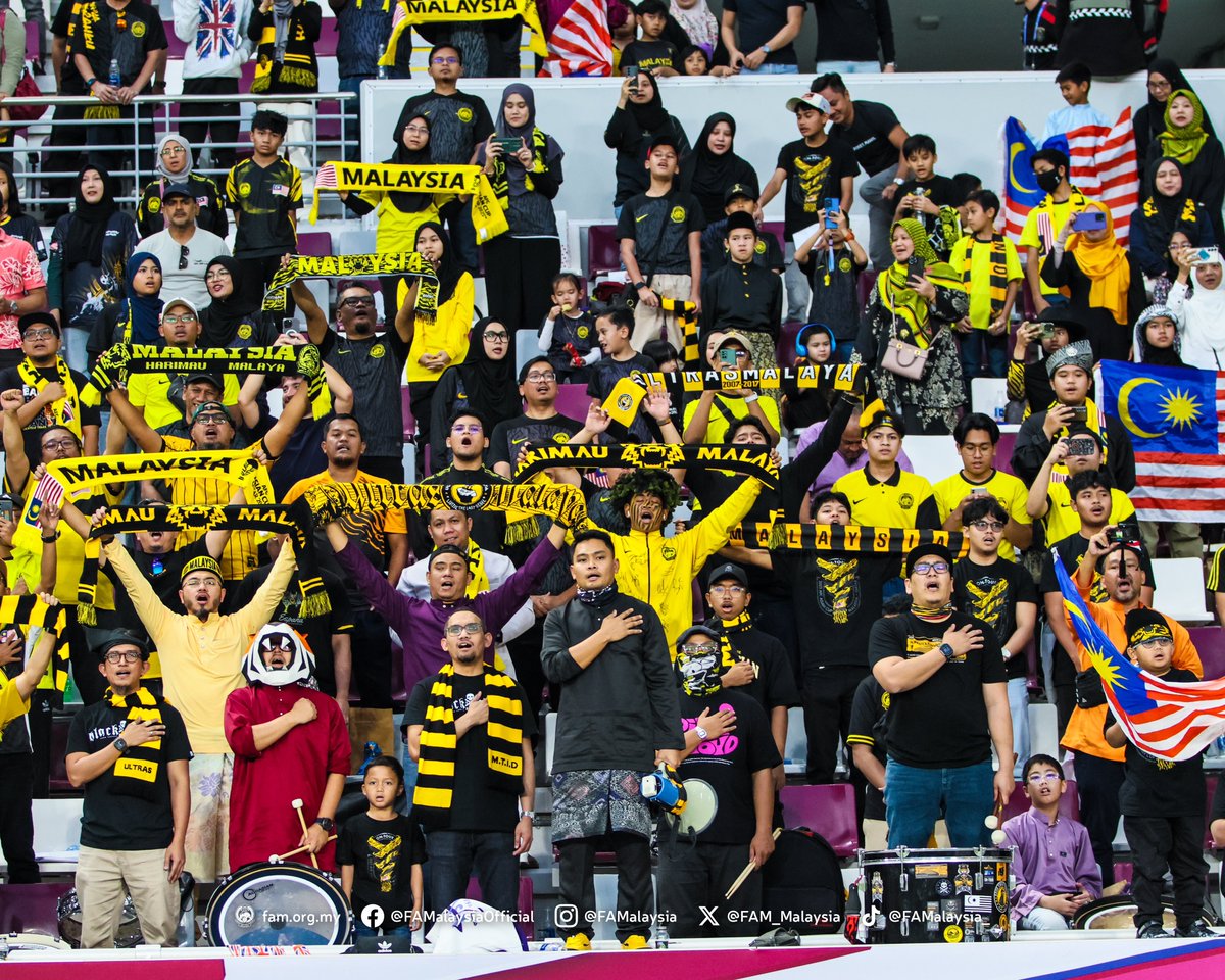 FAM_Malaysia's tweet photo. 🖤💛 Terima kasih kepada para penyokong Harimau Malaya yang hadir memberikan sokongan kepada skuad Harimau Malaya B-23 pada perlawanan pertama Kumpulan D, Piala Asia B-23 2024 menentang Uzbekistan B-23 di Stadium Antarabangsa Khalifa, Qatar, petang tadi (waktu Qatar). https://t.co/8s9P5sW0nM