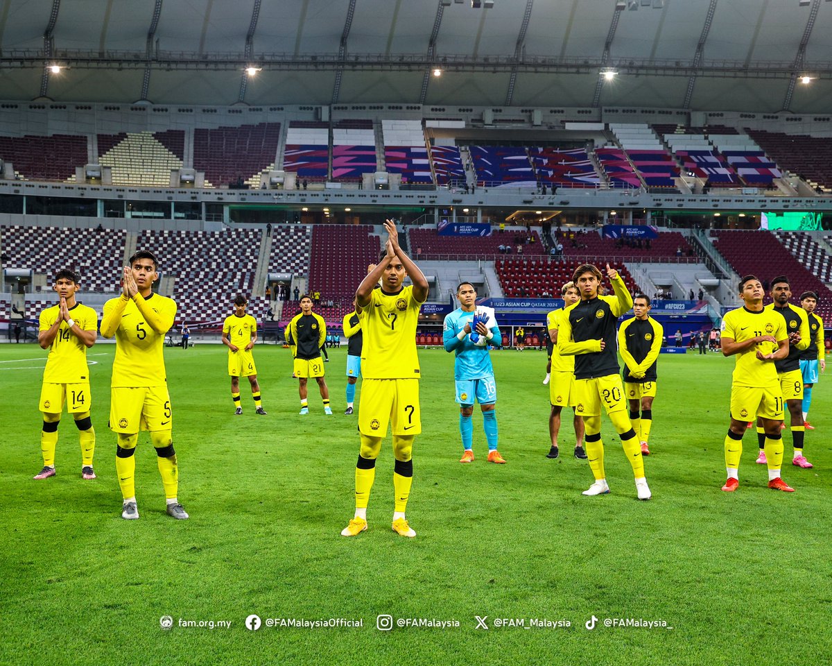 FAM_Malaysia's tweet photo. 🖤💛 Terima kasih kepada para penyokong Harimau Malaya yang hadir memberikan sokongan kepada skuad Harimau Malaya B-23 pada perlawanan pertama Kumpulan D, Piala Asia B-23 2024 menentang Uzbekistan B-23 di Stadium Antarabangsa Khalifa, Qatar, petang tadi (waktu Qatar). https://t.co/8s9P5sW0nM