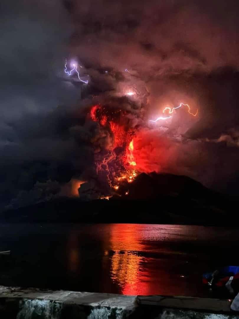 Powerful eruption occurring now at Ruang volcano in Indonesia's North Sulawesi Province. Photos show the lava flow, huge ash cloud, and volcanic lightning. reuters.com/world/asia-pac…