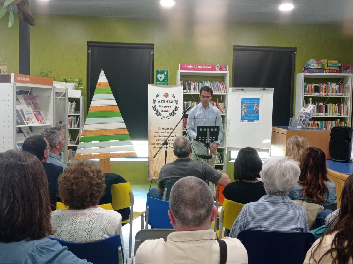 Bibliotecapardi's tweet photo. Disfrutando del recital de poesía de los profesores del @iessapereaude en #Bibliotecapstdillo.Todo un placer escuchar tan variopintas poesías de estos grandes poetas-profesores https://t.co/FO6RkcNt27