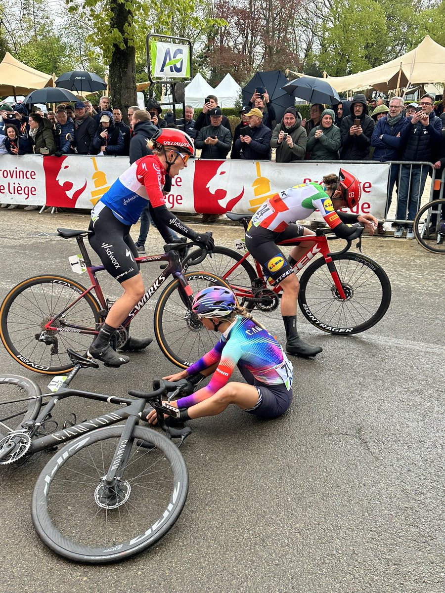 Top 3 @flechewallonne femmes. Congrats @KNiewiadoma ! #FlecheWallonne