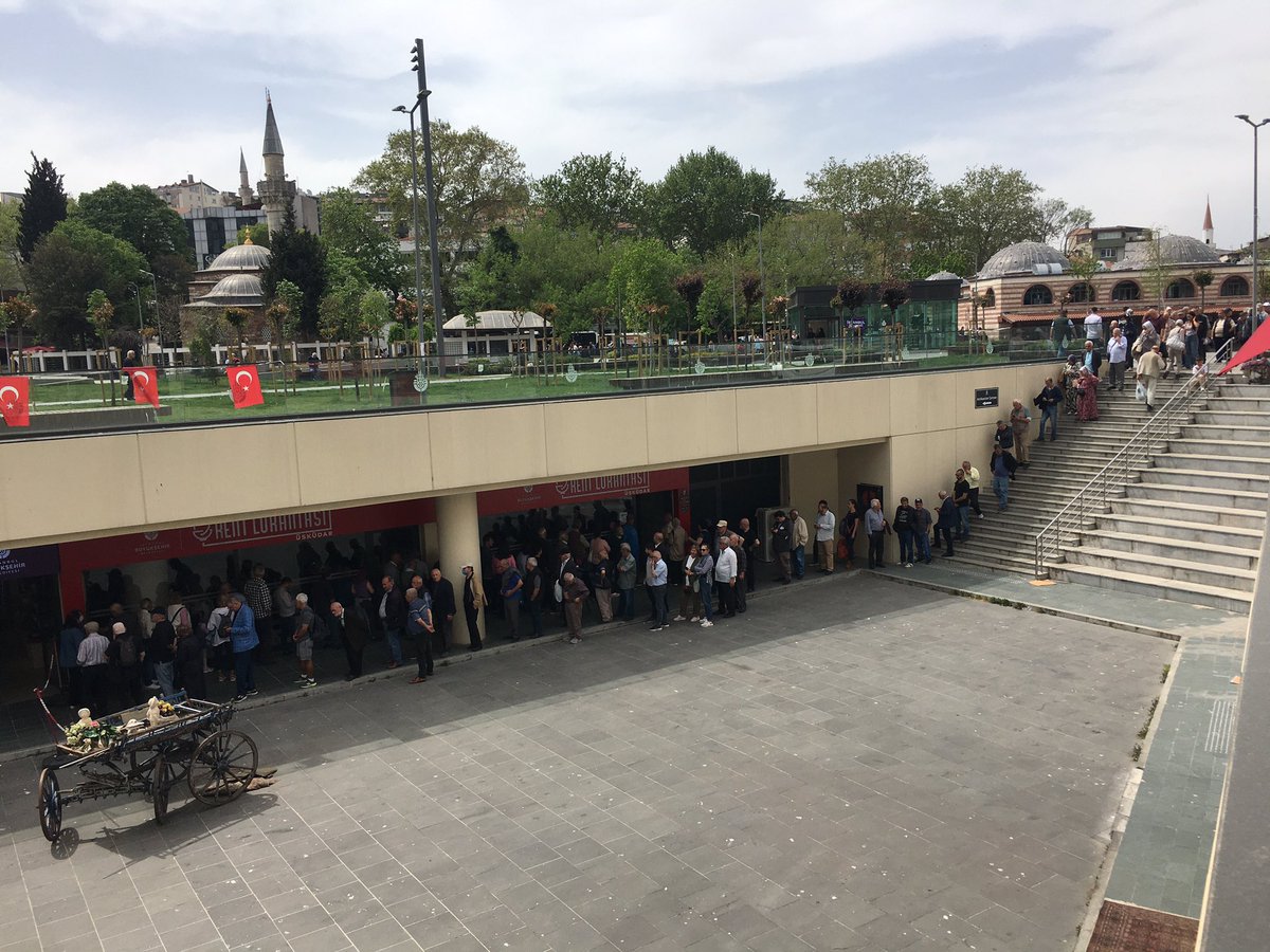 ibb’nin üsküdar’da açtığı kent lokantası’nda -çoğunluğu yaşlı vatandaş olmak üzere- her gün uzun kuyruklar oluşuyor.