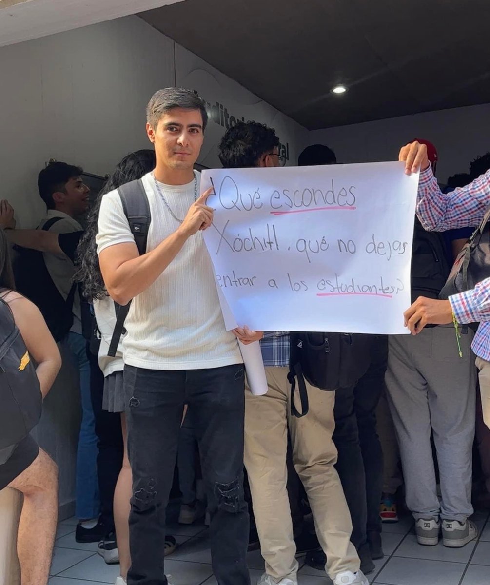 Humanismo4T's tweet image. El equipo de @XochitlGalvez busca crearle ambientes seguros, donde ella no quede expuesta como la ignorante y corrupta que es. Así reprimieron y golpearon estudiantes; además de los hicieron exhibir sus credenciales. #FueraXochitl