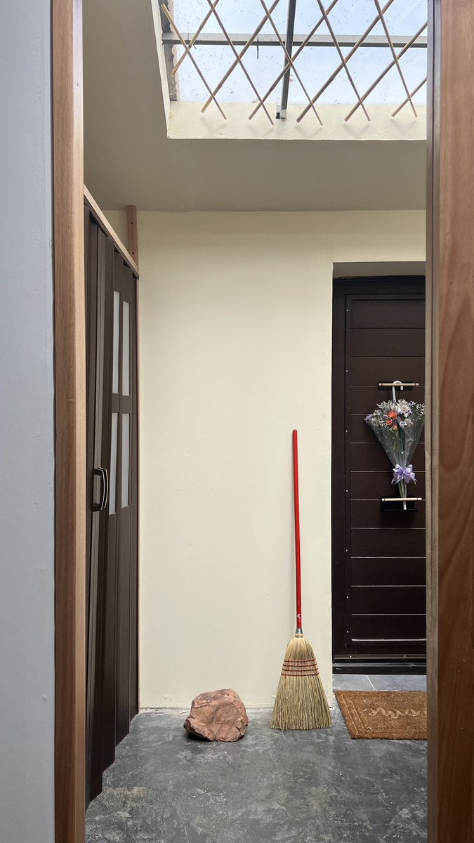 وبيتٌ يحتفي بحب كل ما يحفه
محفوفٌ بالحب من كل حافةِ