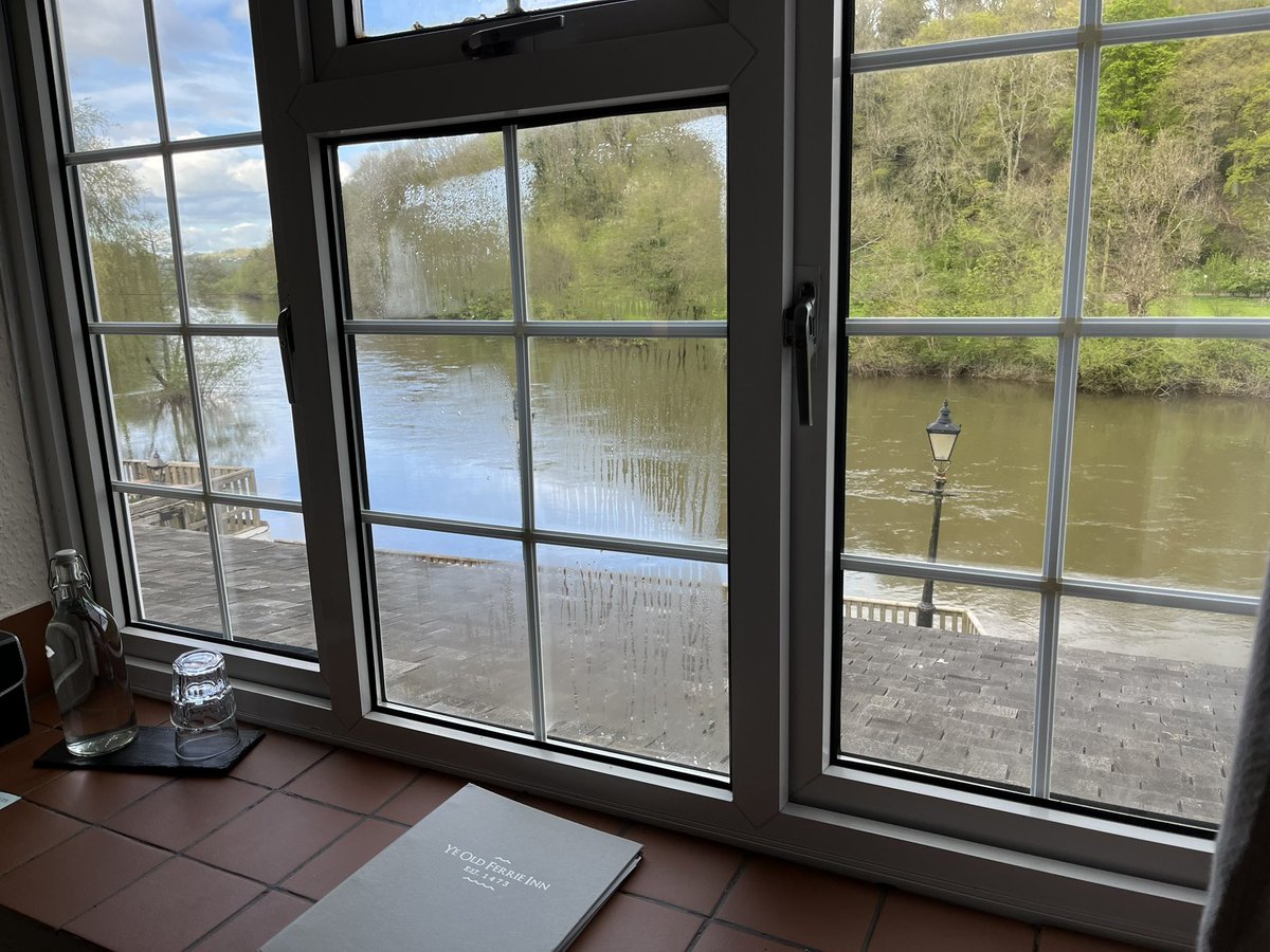 Not a bad place to perch one’s arse while catching up on work emails for a couple of hours. Thank you @YOFI_riverwye for your superb hospitality (and views). 

@msimpsonian - you’d love it here! Skydancers!