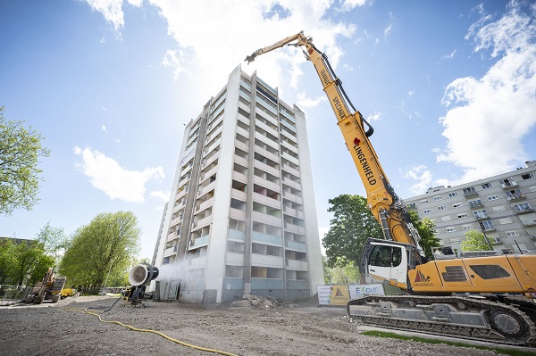 A l'#Elsau, la déconstruction des douze étages d’une des tours de la rue Mathias Grünewald marque un tournant dans le #renouvellement #urbain du quartier. Il faudra deux semaines à la pelle pour la croquer complètement👉 urlz.fr/qjyQ @_ophea @AnruOfficiel #Strasbourg