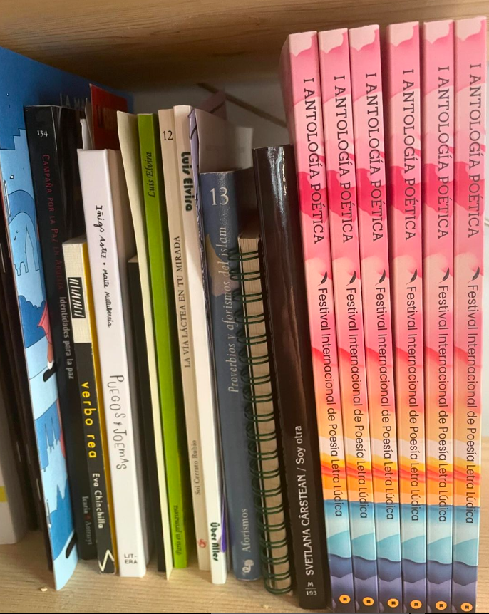 revistapoetica's tweet photo. La I Antología del @feipoll comienzan a llegar a las manos de sus autores 🧡💫 ¡Gracias, Sara! A disfrutar de esta maravillosa lectura y compartir con los seres queridos, ¡seguimos! 👏 https://t.co/WX9egmq0aV