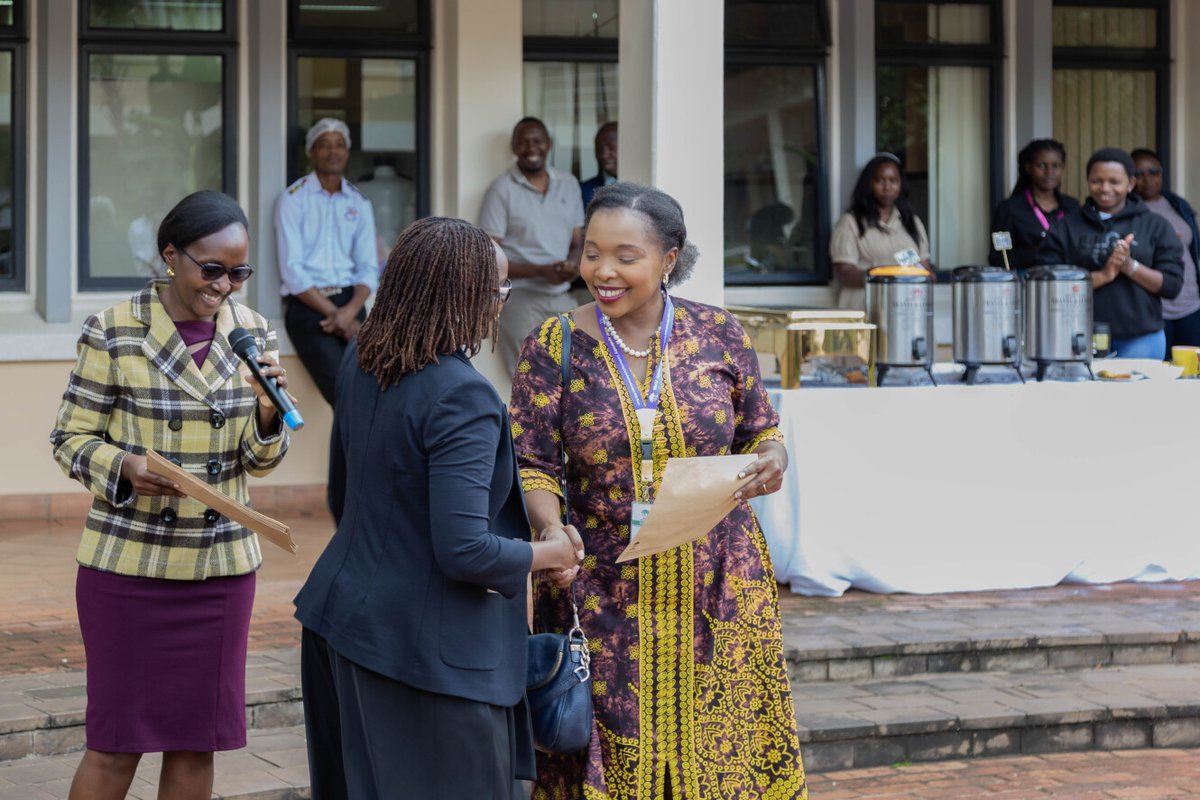 CIFOR_ICRAF's tweet image. At the heart of CIFOR-ICRAF's groundbreaking research on #Trees4Resilience are our incredible staff. 💚
Huge congrats to our supervisors, team leaders, and managers who graduated from the "Building Competence and Confidence in Supervision Training Workshop."👏
#StaffDevelopment