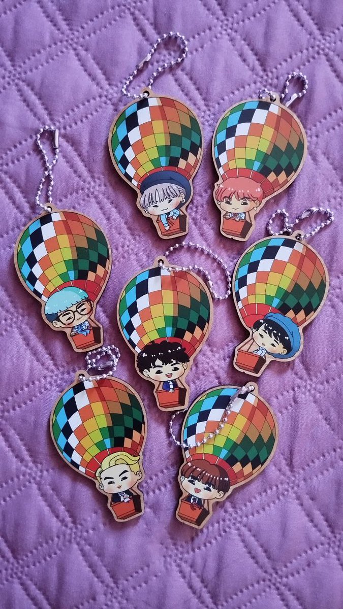 I realized I haven't shown you how cute the keychains are!! The wood is light and the colors are bright and sunset-y! I love them!! I have a bunch of left-overs in my shop! Use code 'BIRTHDAY' on a total order of 20 euros and you'll have a 30% discount! Link below 👇