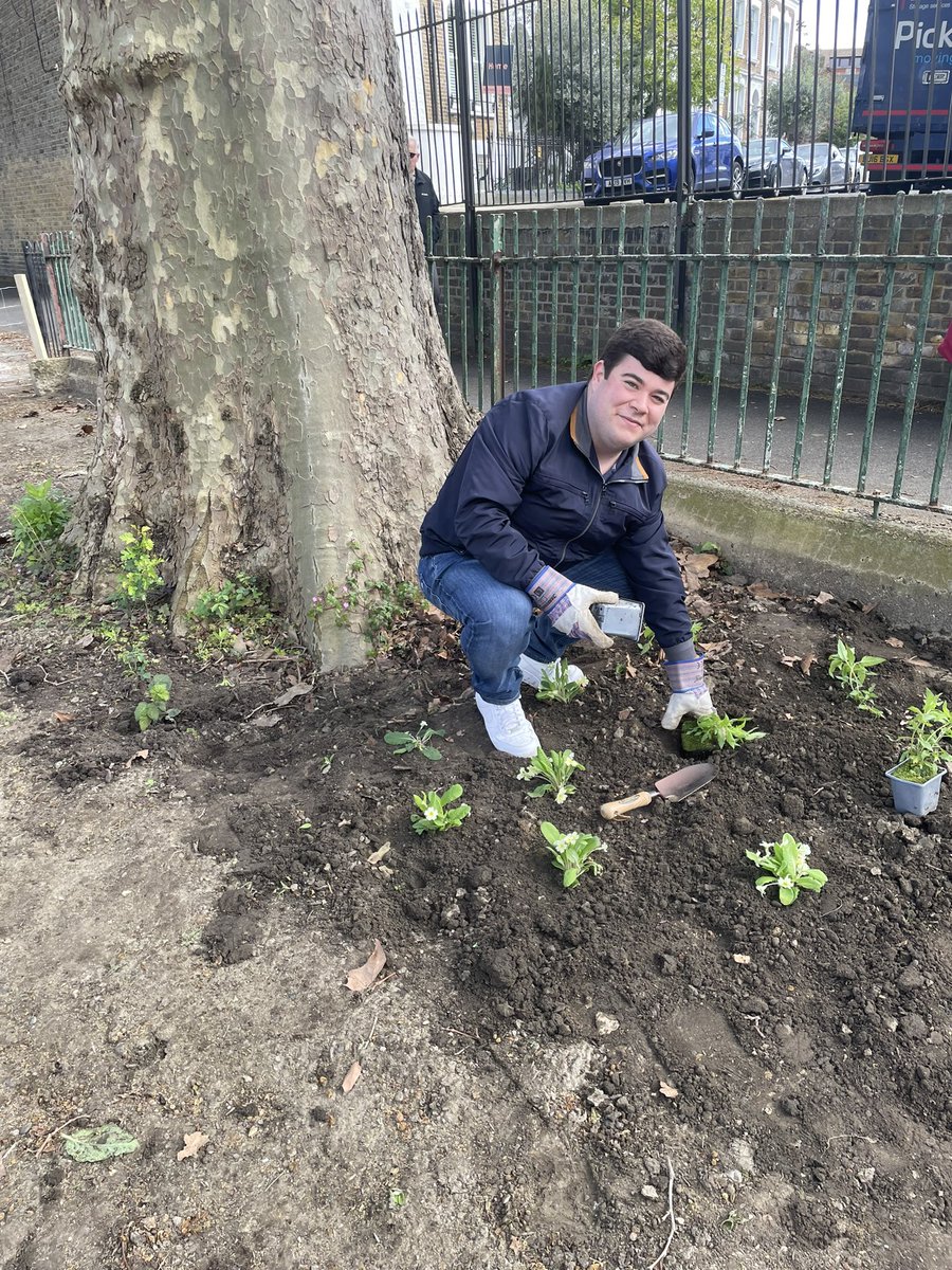 🌿 @APascuTulbure and I had tremendous fun joining residents this morning for a planting session for the newly refurbished Effie Road entrance to Eel Brook Common. 🌻 Special thanks to Heather Marsh and Phoebe Shaw at @LBHF who have been instrumental in helping us deliver this.