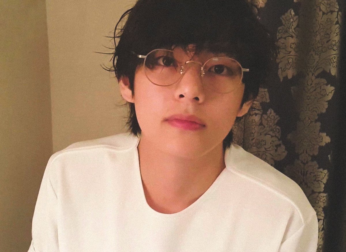 taehyung in glasses >>>>>