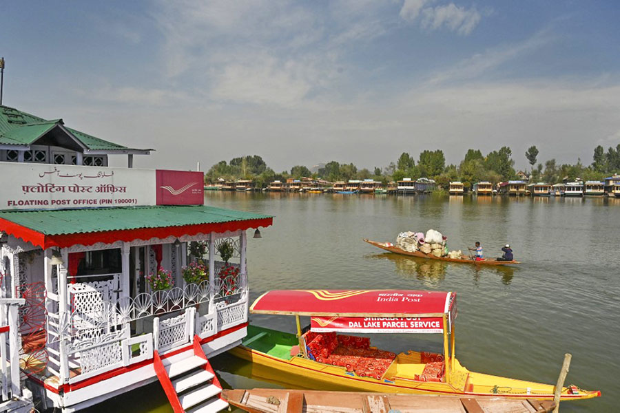 🇮🇳 India is home to the world's *only* floating post office! located on Dal Lake in Srinagar, Kashmir. 
Thread🧵... 
#IndiaPost #IndianTech