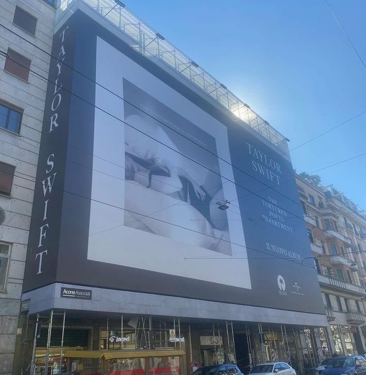 📷| 'The Tortured Poets Department' billboard spotted in Milan, Italy 🇮🇹