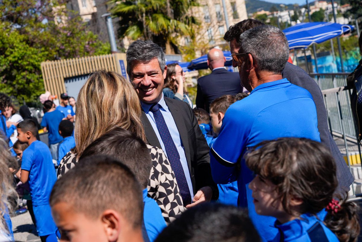 Au stade du Ray, avec @anthony_borre et les représentants du club de l’Entente St Sylvestre Nice Nord, pour le lancement de la campagne de prévention contre les violences en milieu sportif.
➡️ Un slogan : « Papa, Maman, le foot est un jeu, ne me mettez pas hors-jeu ! » 
#sport06