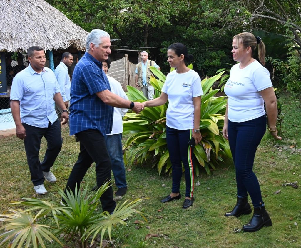 El presidente @DiazCanelB llegó este miércoles por tercera vez en 2024 a #IslaDeLaJuventud. Ahora visita el poblado de La Fe, como parte de los recorridos de dirección del @PartidoPCC por #Cuba para evaluar experiencias y contribuir a solucionar problemas. #UnidosXCuba