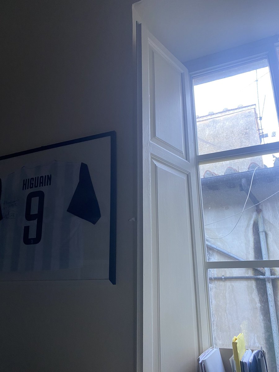 tornato qualche giorno nella mia vecchia cameretta da studente il nuovo coinquilino ci ha appeso la maglia di higuain autografata speravo de morì prima