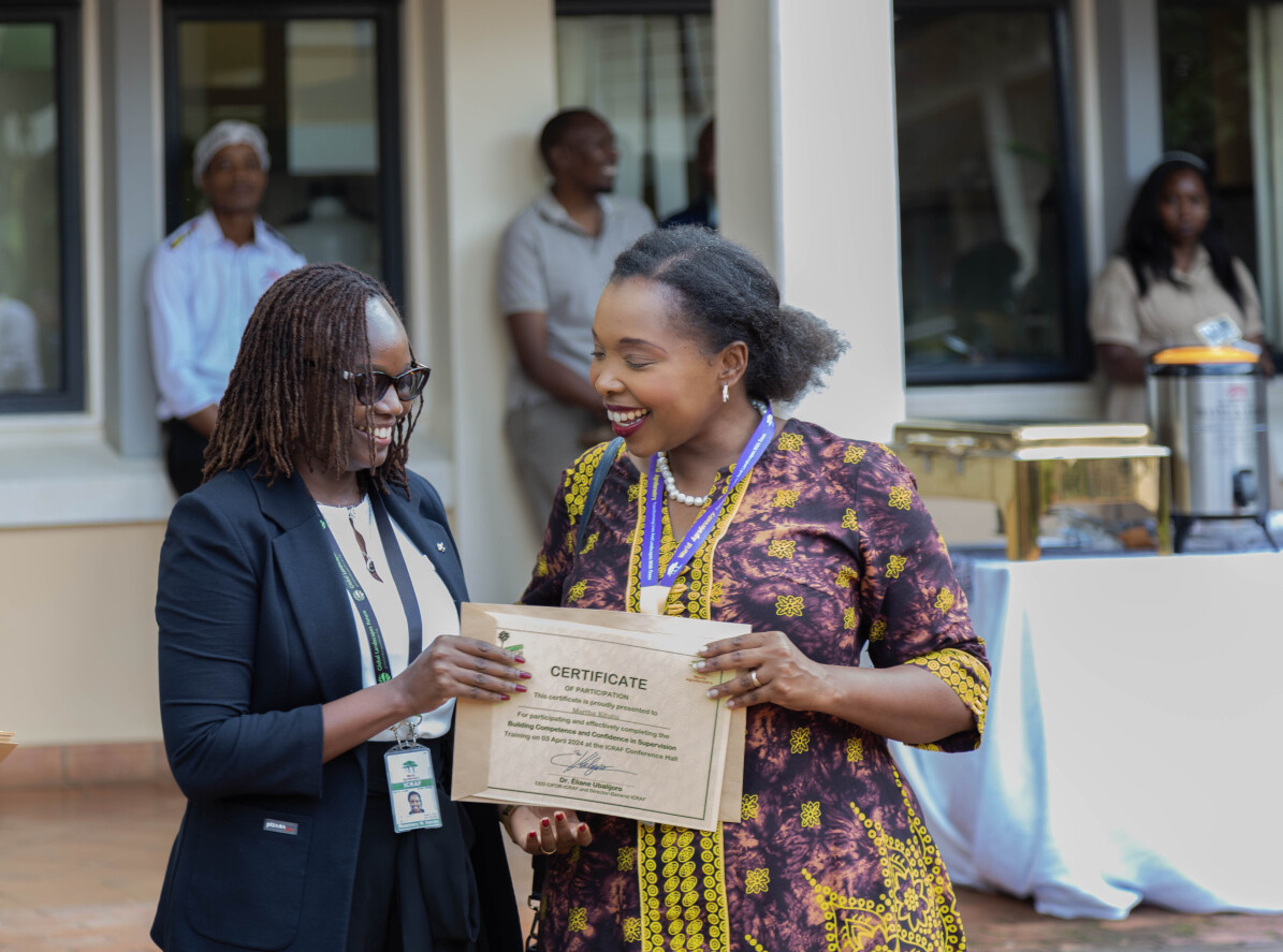 CIFOR_ICRAF's tweet image. At the heart of CIFOR-ICRAF's groundbreaking research on #Trees4Resilience are our incredible staff. 💚
Huge congrats to our supervisors, team leaders, and managers who graduated from the "Building Competence and Confidence in Supervision Training Workshop."👏
#StaffDevelopment