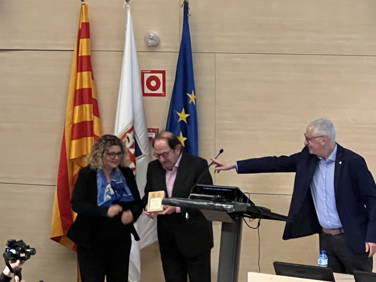 ramontremosa's tweet photo. El fundador de @bonpreuesclat #JoanFont reb el reconeixement de @MetgxCat (lliurat per la consellera @marinageli) per la normalització de l’ús del #català a la seva empresa, que té més de 10.000 treballadors, molts de fora de #Catalunya: “quan hi ha convicció i autoestima el català és vist i acceptat amb naturalitat”