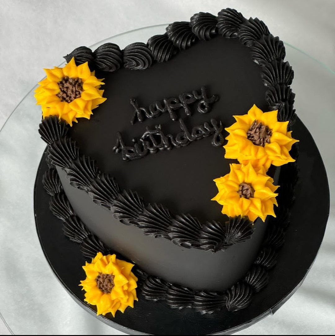 Have you seen a black cake today?
May God bless the work of our hands, ijn.
Dunnibakes is still taking orders.

For bookings, kindly send us a chat or call on 09079151850