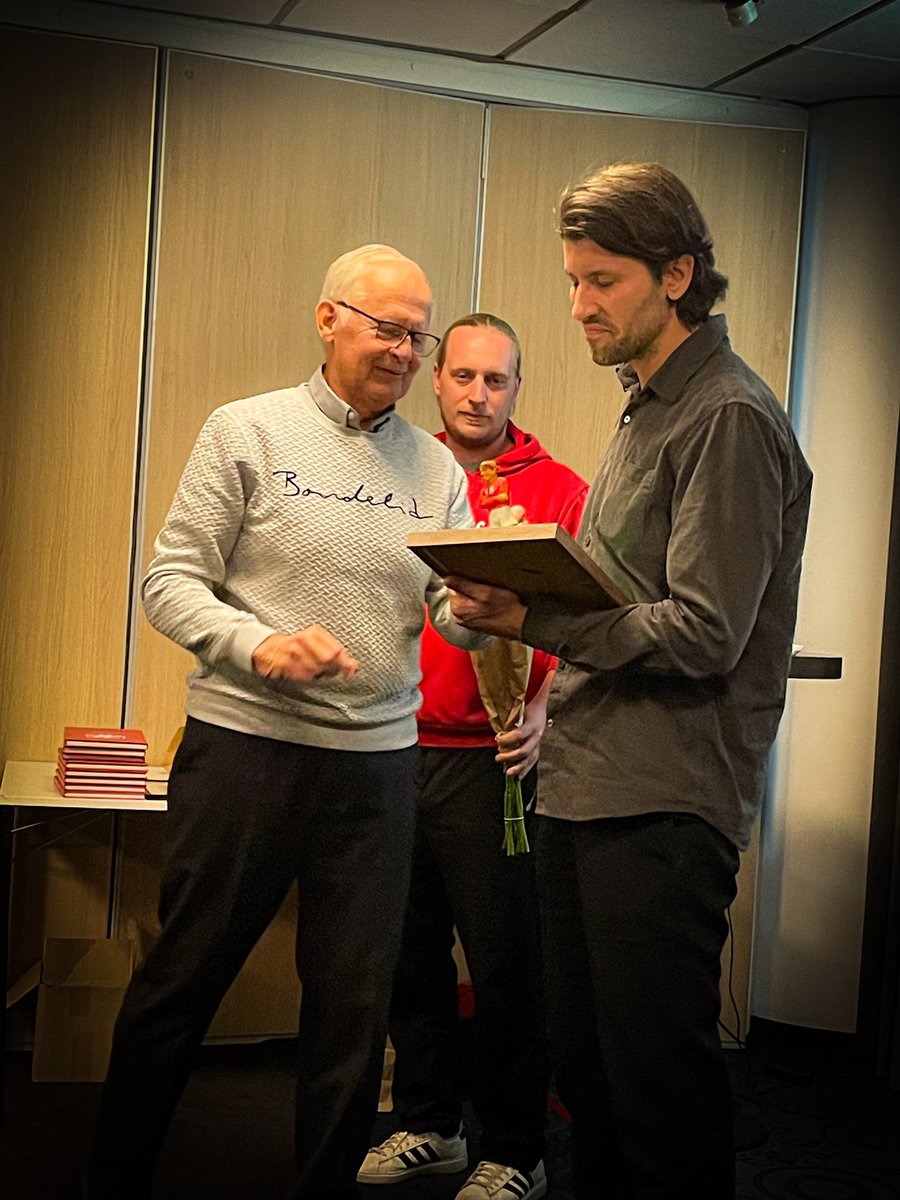 Årsmöte och prisutdelningen för <a href="/KarlbergsBK/">Karlbergs Bollklubb</a>. Vårt finaste pris - Årets Karlbergare - gick till fantastiska <a href="/LelleSandahl/">Lennart Sandahl</a>! Vilken otrolig insats och så väl värt! Grattis Lelle! ✨ #forzaKB