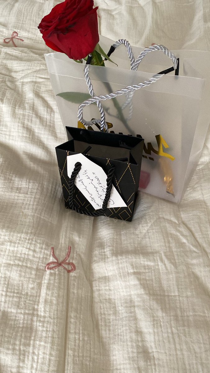 ls2mar's tweet image. أول راتب لي وشعوري اااهخ مبسوطه خذت لماما هدية خاتم ذهب و دحين انا في الطريق راجعة و متخيلة ردة فعلها احس بموووت من الفرحه🥺