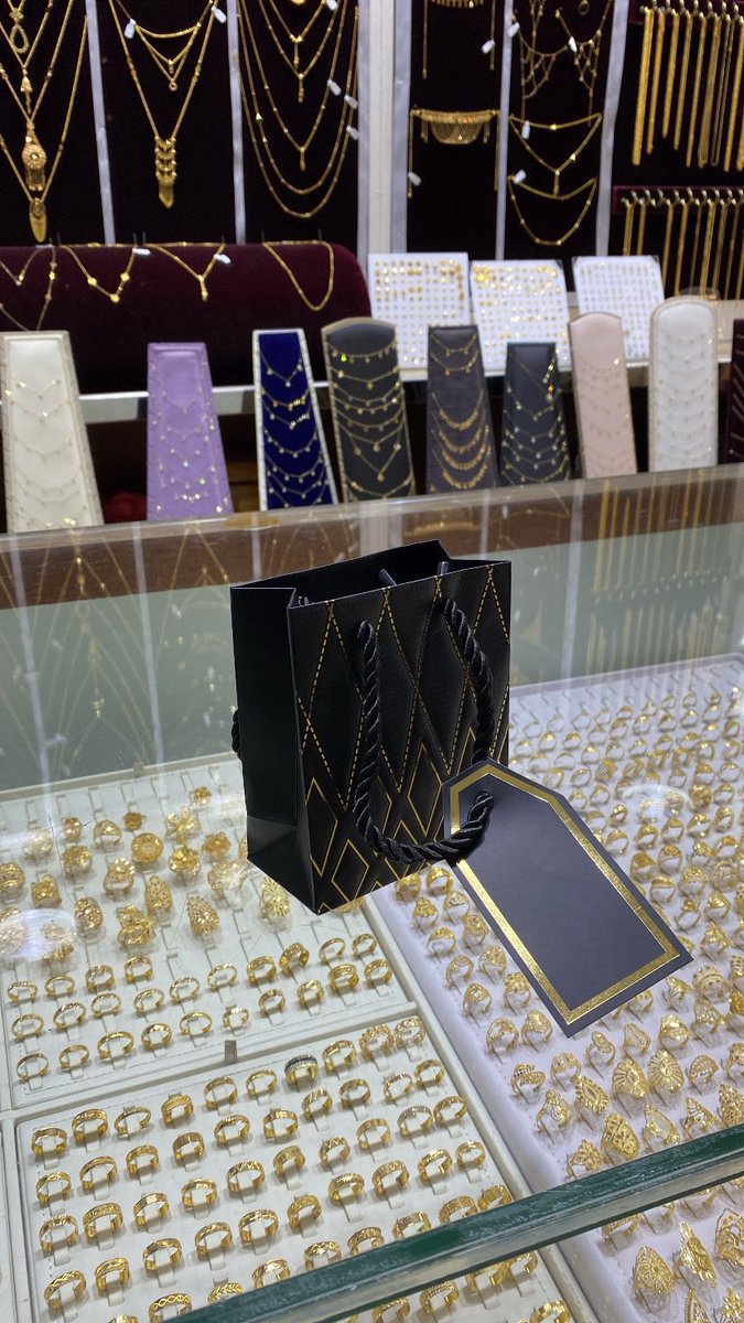 ls2mar's tweet image. أول راتب لي وشعوري اااهخ مبسوطه خذت لماما هدية خاتم ذهب و دحين انا في الطريق راجعة و متخيلة ردة فعلها احس بموووت من الفرحه🥺