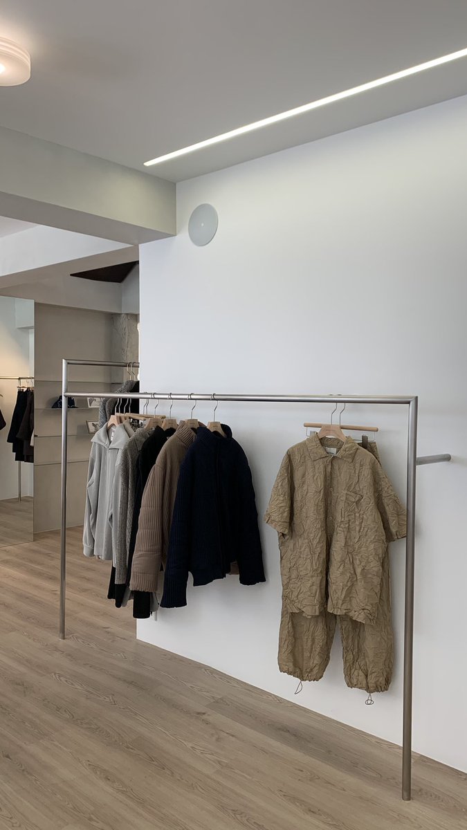 OUAUDAYOFF's tweet photo. https://t.co/5B4lxXY6Rf เป็น Store เสื้อผ้าในไทยที่ดีมากๆ ร้านสวย พร้อมมี บาร์กาแฟเล็กๆ อยู่ในร้านเสื้อผ้าด้วย ปกติเป็นผู้ชายที่จะไปซื้อกางเกงที่เกาหลีประจำเพราะชอบใส่ทรงสวยๆ และผ้าแบบ texture แปลกๆ ซึ่ง Gongdid มีคอลของผ���้ชายออกมาแล้ว เราชอบกางเกงมากทรงใหม่ๆใส่ relax summer ✨ https://t.co/rJuA921DEB