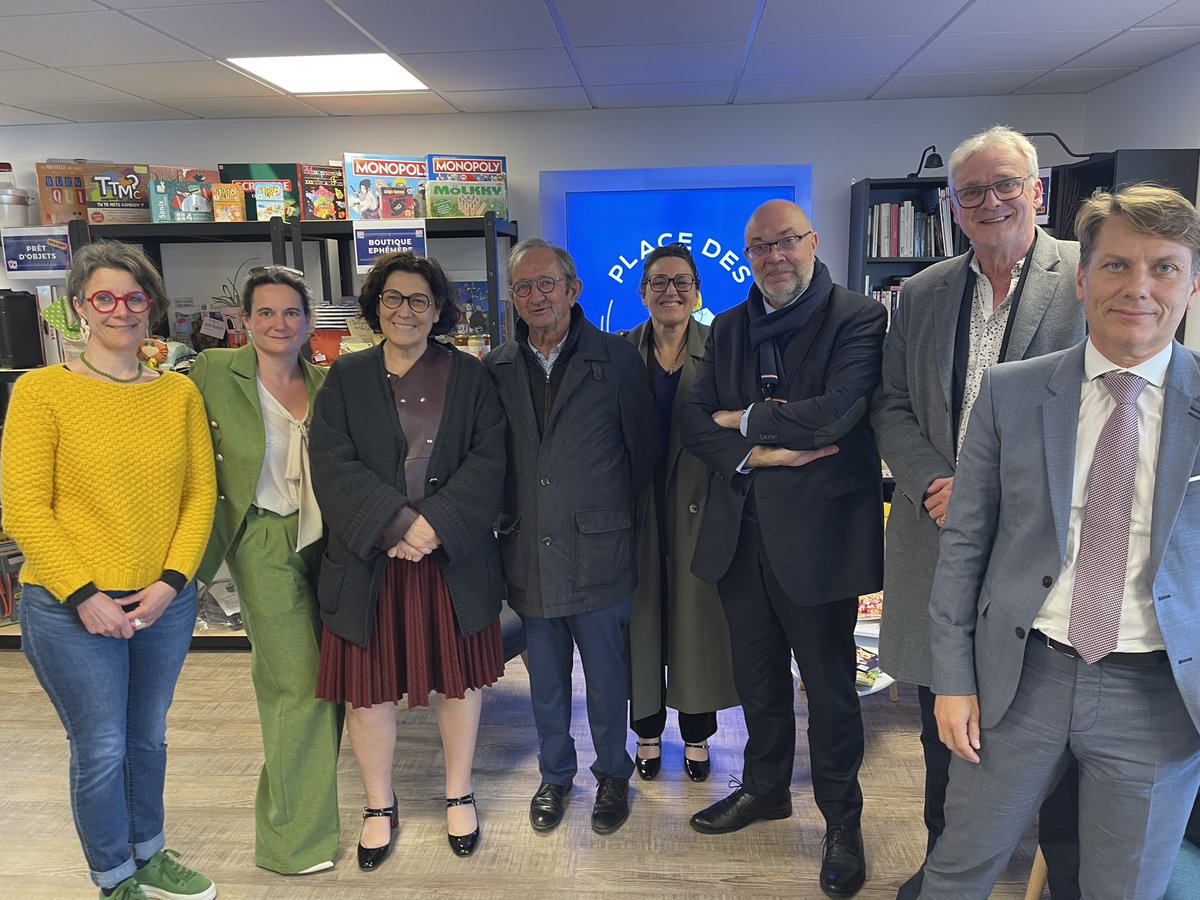 StTRAVERT's tweet photo. A #Brûlon dans la #Sarthe pour visiter un tiers-Lieux pas comme les autres #PlaceDesServices qui accueille @GroupeLaPoste des ateliers ludiques, un point informatique et de petite réparation électrique et des animations qui créent du lien et de la créativité pour les hbts #ONPP https://t.co/8JPIVGvo7J
