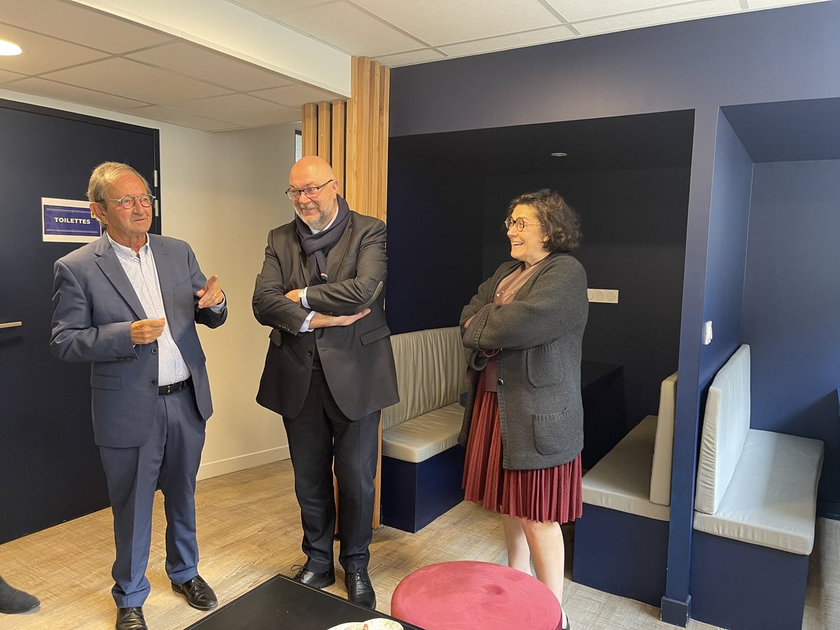 StTRAVERT's tweet photo. A #Brûlon dans la #Sarthe pour visiter un tiers-Lieux pas comme les autres #PlaceDesServices qui accueille @GroupeLaPoste des ateliers ludiques, un point informatique et de petite réparation électrique et des animations qui créent du lien et de la créativité pour les hbts #ONPP https://t.co/8JPIVGvo7J