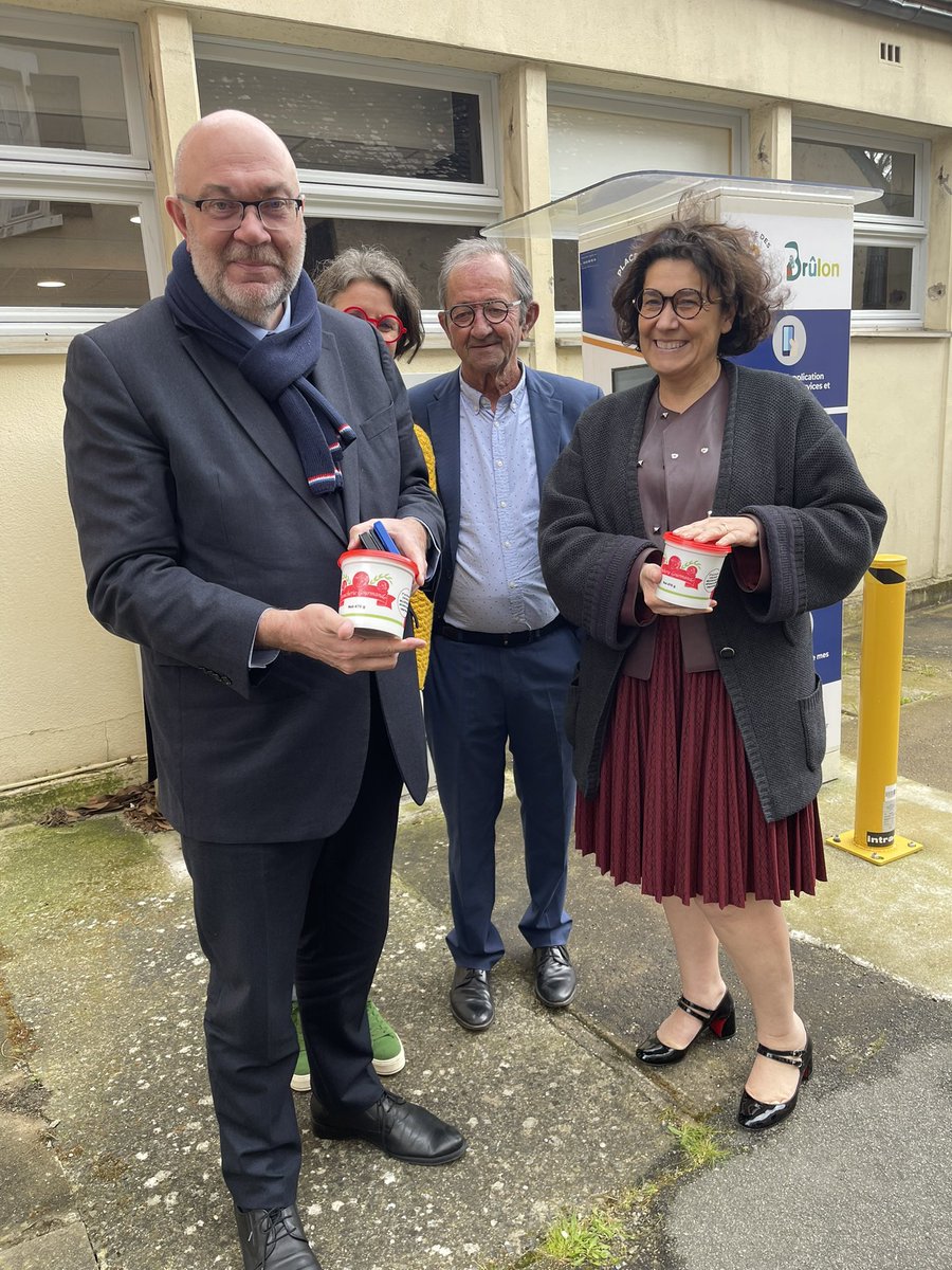 StTRAVERT's tweet photo. A #Brûlon dans la #Sarthe pour visiter un tiers-Lieux pas comme les autres #PlaceDesServices qui accueille @GroupeLaPoste des ateliers ludiques, un point informatique et de petite réparation électrique et des animations qui créent du lien et de la créativité pour les hbts #ONPP https://t.co/8JPIVGvo7J