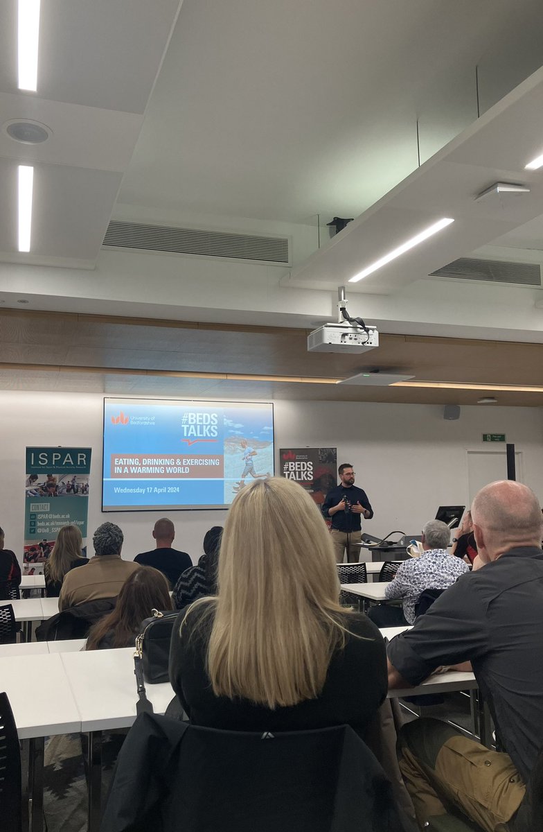 💬 Dr @MikeLNewell is welcoming attendees to tonight’s @uniofbeds #BedsTalks - ‘Eating, Drinking & Exercising in a Warming World’ 🌍 We’re excited to find out more about the fascinating links between #ClimateChange & sport science/nutrition! 🥗