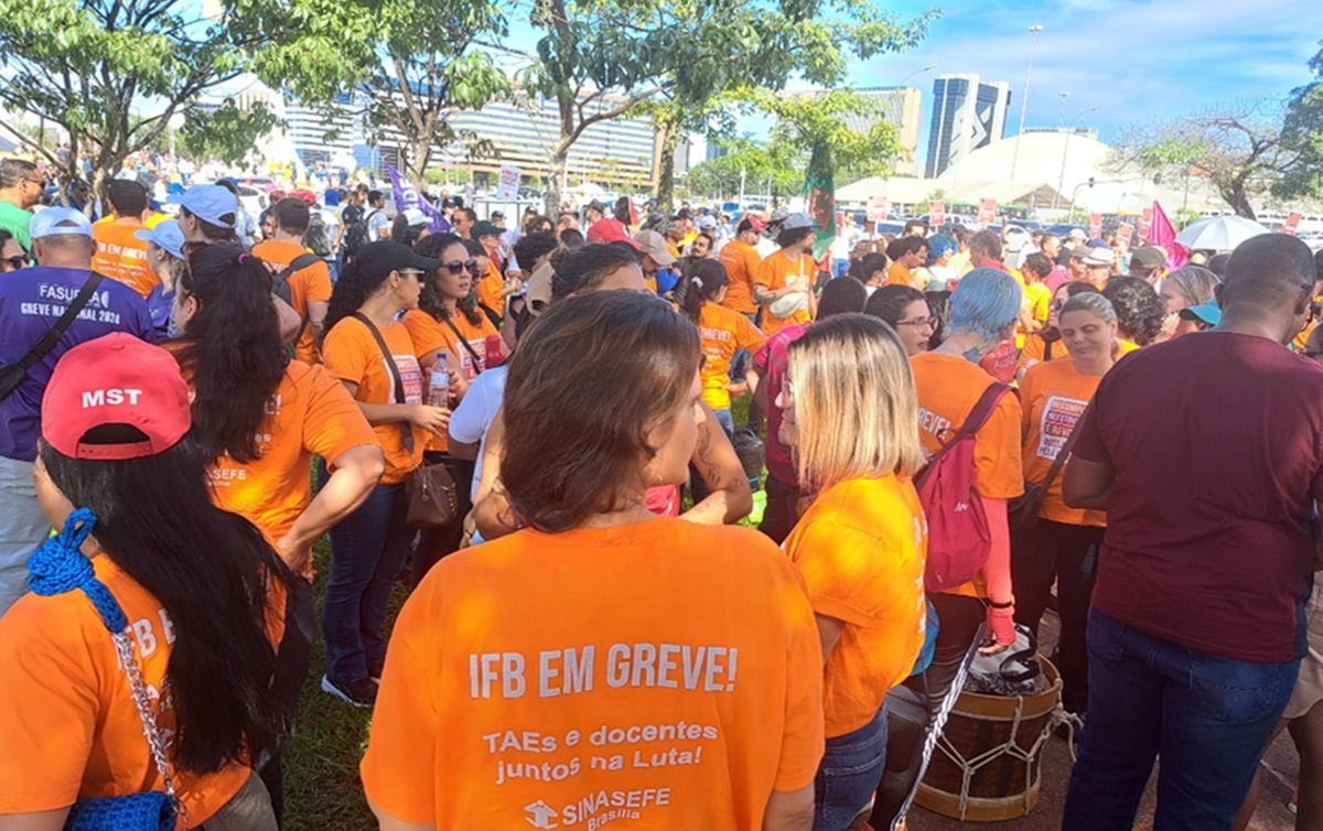 MOBILIZAÇÃO - Funcionalismo marcha pela recomposição salarial e pela reestruturação das carreiras. Na educação, professores de 21 das 69 universidades entraram em greve; técnicos-administrativos estão parados há um mês em 30 institutos federais. redebrasilatual.com.br/trabalho/servi…