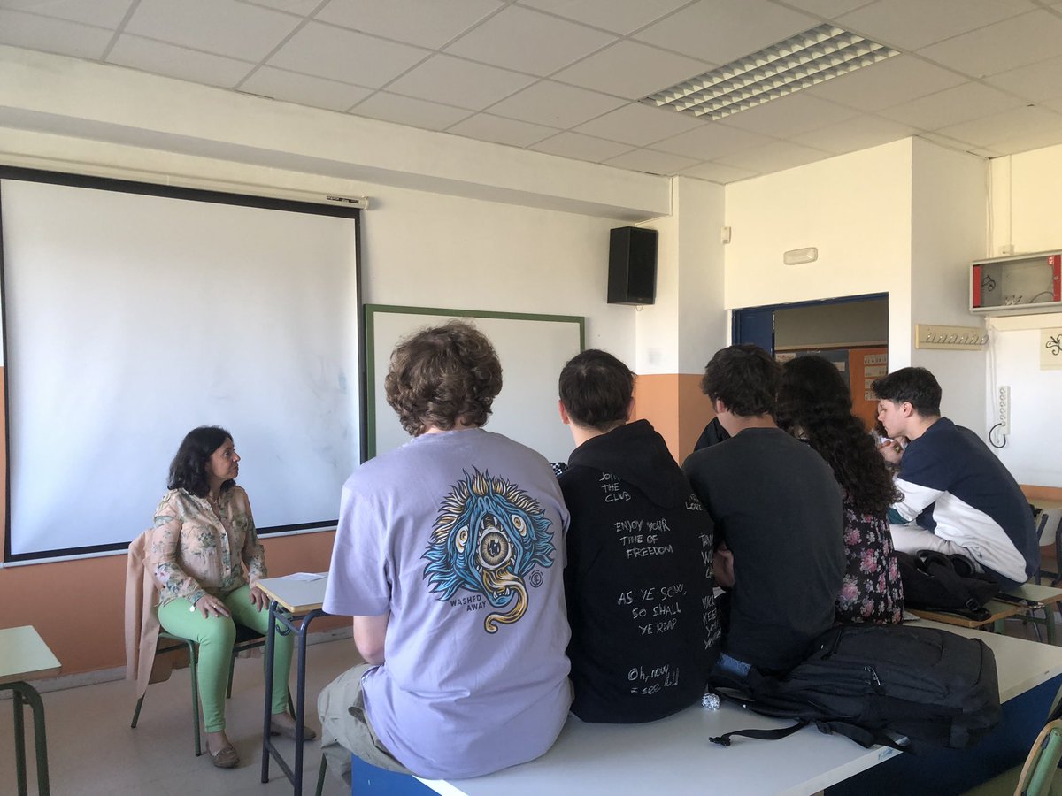 AlumnxsAM's tweet photo. Hoy en el recreo los alumnxs de química de 2°Bach hemos hecho un coloquio sobre “Oppenheimer”, que la vimos antes de las vacaciones de Semana Santa. Han estado con nosotrxs Bea, nuestra profe de Química, y Víctor, jefe de estudios y profe de Historia. Ha sido superinteresante! https://t.co/W9fk1Np5uC