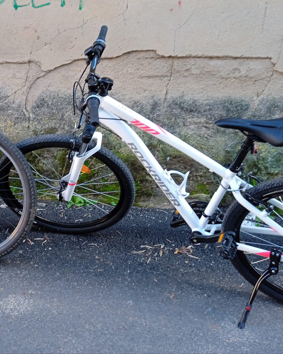 __Elena__93's tweet photo. @aytomalagon @wikiCR Han robado esta bicicleta en Malagon, si alguien la ha visto o la ve decírmelo por favor, gracias. https://t.co/gWIcIeztG8